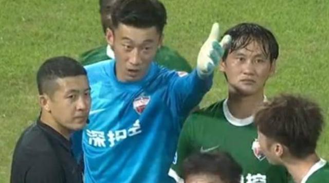 天天盈球竞彩比分-中断8分钟场面乱成一团 误判角球致成都扳平？